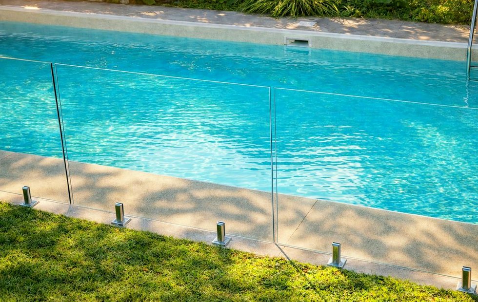 Panneaux de verre transparents le long d'une piscine
